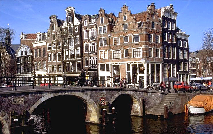 Een aantal karakteristieke grachtenpanden aan de Amsterdamse Prinsengracht.